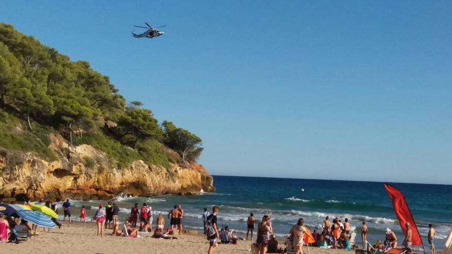 Un helicóptero de salvamento marítimo sobrevolando la zona de la playa de la Mora. Foto: DT