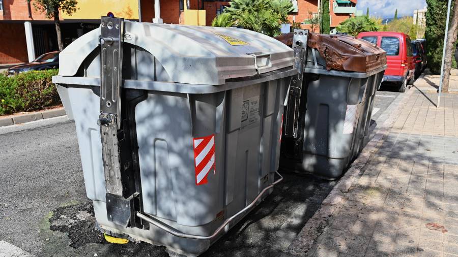 Los contenedores repuestos aún con las consecuencias del fuego. FOTO: A. GONZÁLEZ