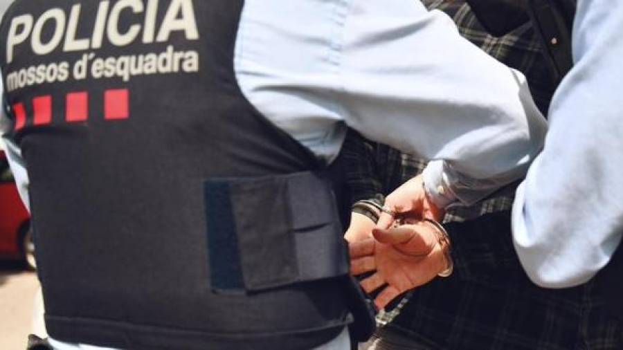 Els mossos van detenir el sospitós dues hores després dels fets.