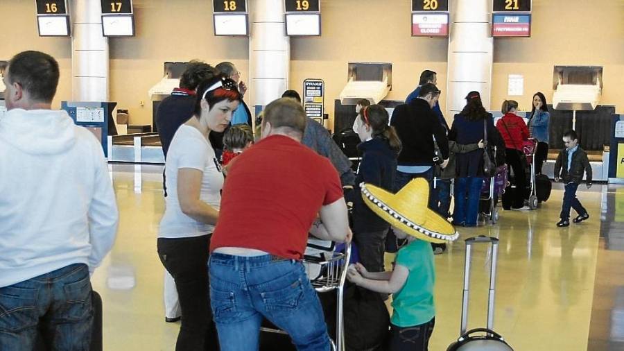 Imagen de archivo de pasajeros de Ryanair haciendo cola para facturar su equipaje en el Aeropuerto de Reus. FOTO: pere ferré/DT