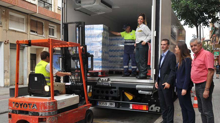 La entrega se ha realizado este viernes en las instalaciones del Banc dels Aliments de les Comarques de Tarragona, en Reus. Foto: Alfredo González
