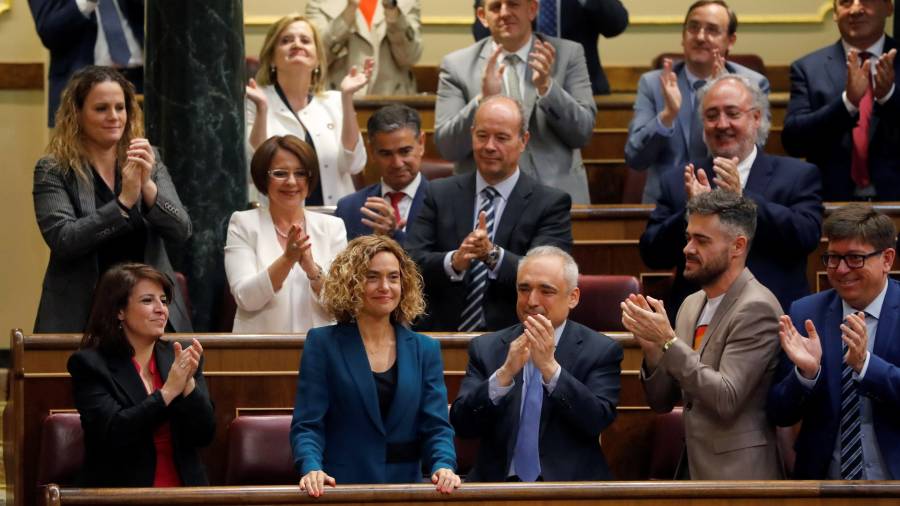 La diputada electa del PSOE por Barcelona y dirigente del PSC, Meritxell Batet es aplaudida tras ser elegida este martes presidenta del Congreso. EFE/ Ballesteros