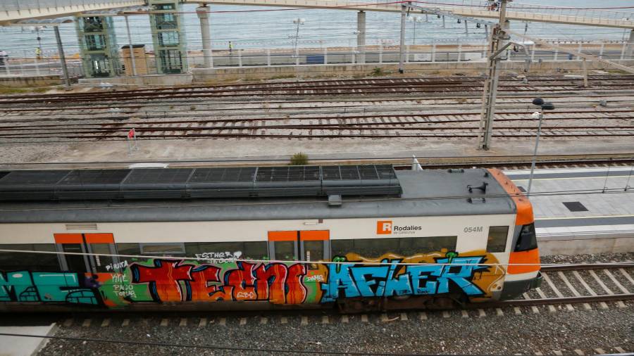 Un tren de Cercanías repleto de pintadas a su paso por la estación de Tarragona, uno de los puntos más conflictivos. FOTO: Pere Ferré