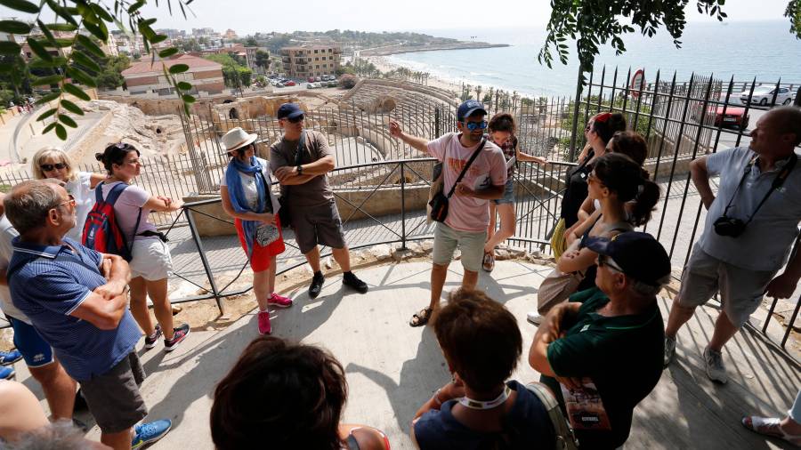 El grupo de turistas de Costa Cruceros delante del Amfiteatre de Tarragona. FOTO: PERE FERRÉ