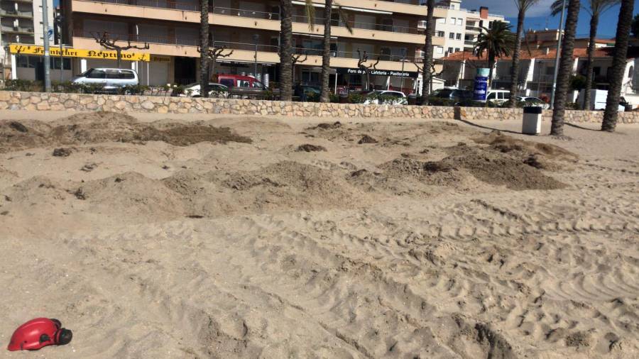 Los montones de arena que deben acabar configurando dunas en Calafell.