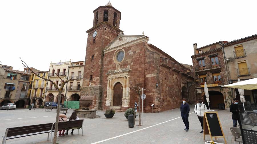 L’església iniciada amb la capçalera gòtica i acabada amb la façana i el campanar amb un llenguatge classicista. Foto: Pere Ferré