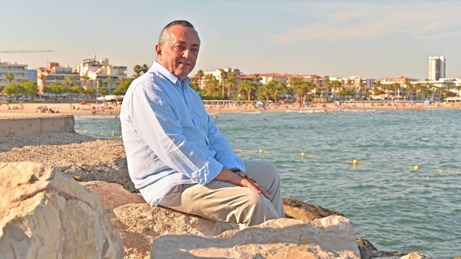 El cambrilenc Josep Capella al punt conegut popularment com ‘la girada’, amb la platja del Regueral de fons. FOTO: ALFREDO GONZÁLEZ