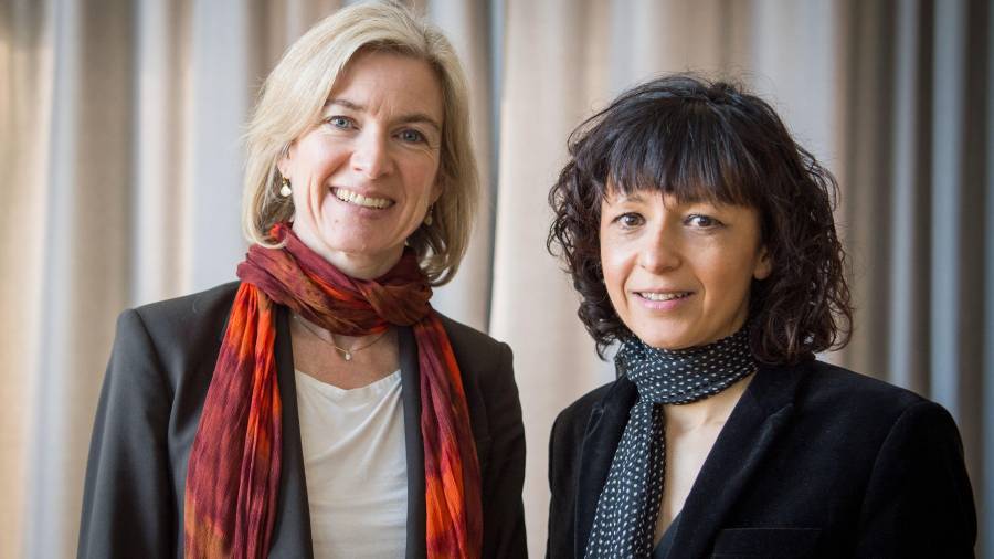 Las investigadoras Jennifer A. Doudna, estadounidense, (i) y Emmanuelle Charpentier (d), francesa. efe
