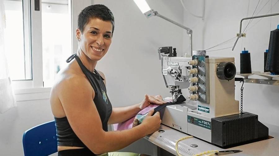 Lourdes Gómez, en su taller de confección en Vila-seca. Foto: Alba Mariné