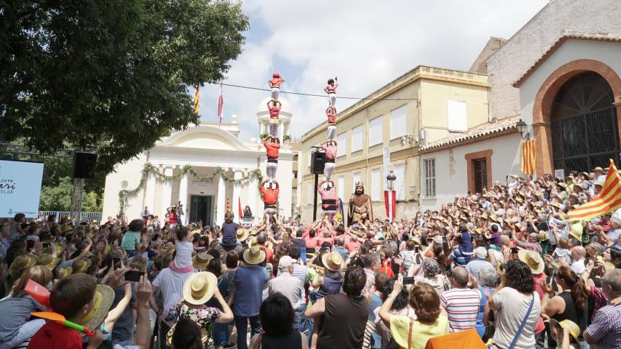 Centenars de vallencs no van voler perdre’s aquesta celebració tan especial davant la Biblioteca Popular, ahir al migdia. FOTO: alba tudó