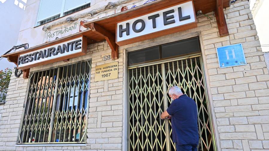 Javier Rojano echando el cierre al hotel MR de Torreforta. FOTO: ALFREDO GONZÁLEZ