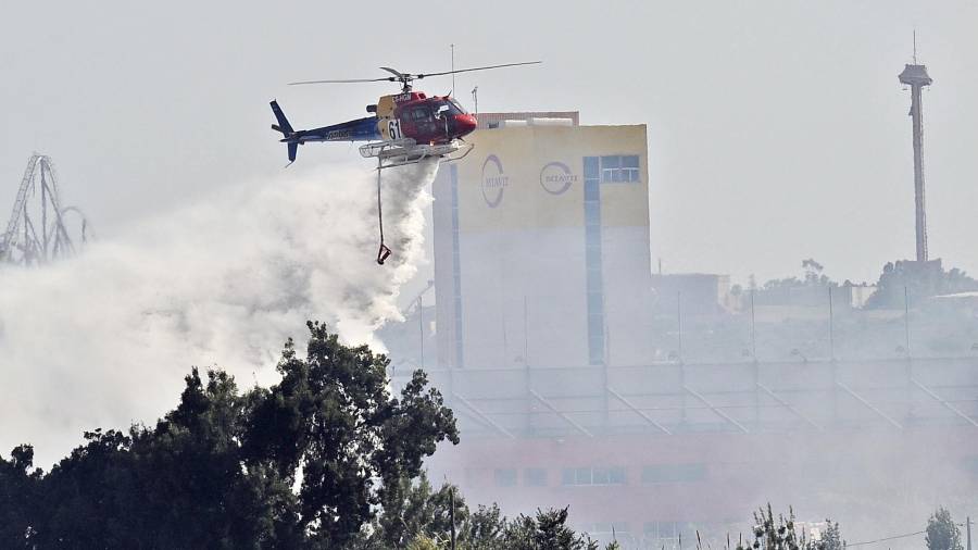 Dos helicópteros de los Bombers han acudido para controlar las llamas. Foto: Alfredo González
