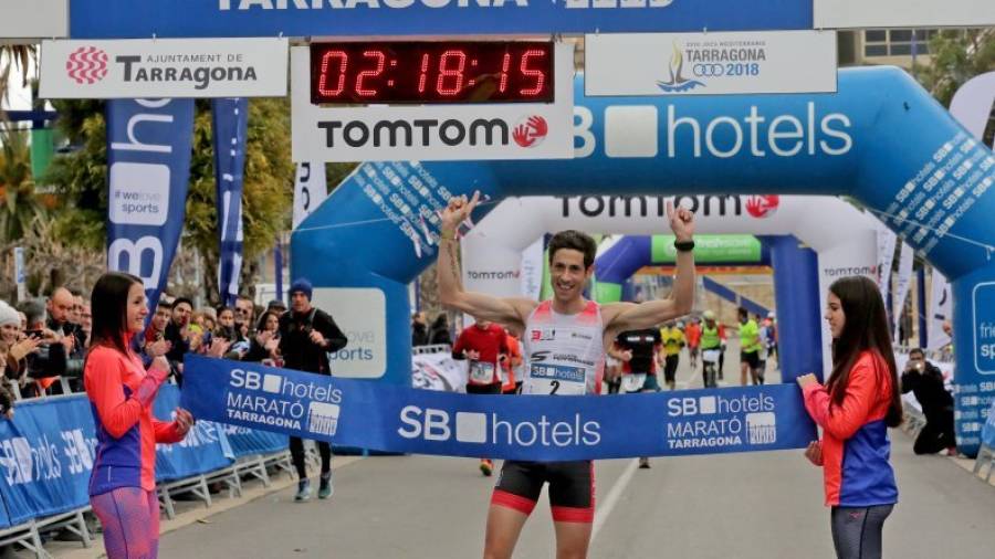 Pedro Nimo llega a la meta en primera posición para ganar la séptima edición de la Maratón de Tarragona. Foto: Lluís Milián