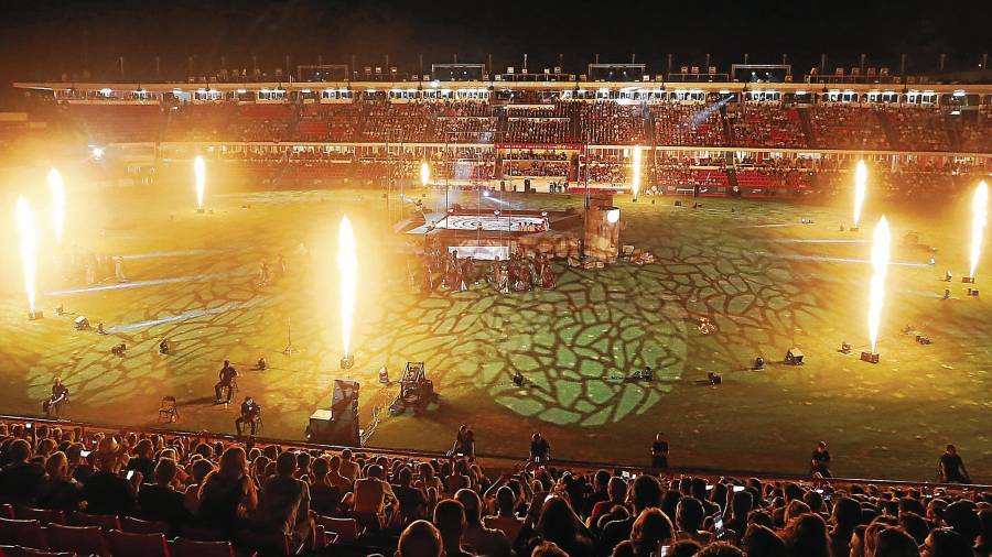 El fuego ilumin&oacute; el c&eacute;sped del Nou Estadi durante la representaci&oacute;n del nacimiento de la Humanidad. FOTO: pere ferr&eacute;