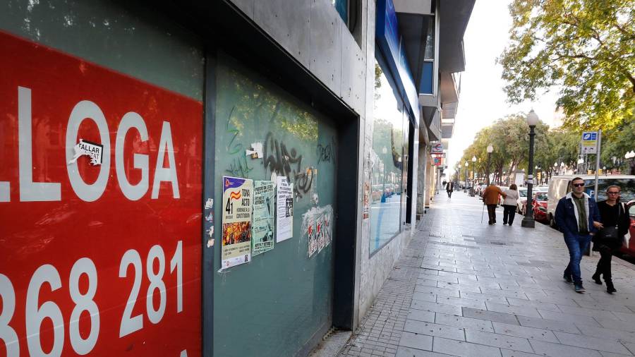 Una sucursal bancaria cerrada en Tarragona. Foto: Pere Ferré
