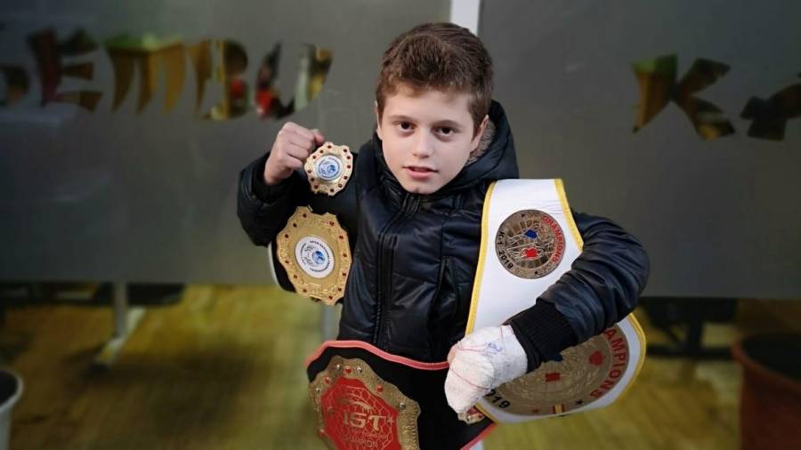 Iván Galán con algunos de sus cinturones de campeones. Foto: Cedida
