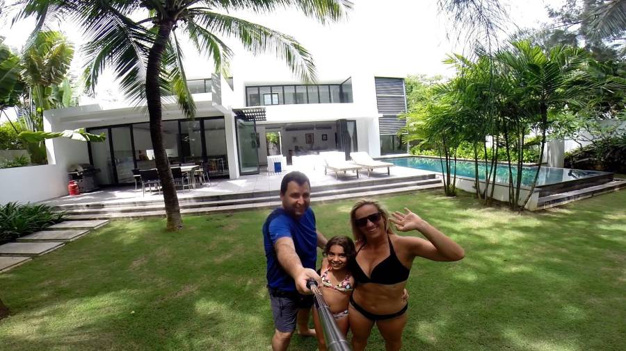 Pedro López y Elizabeth Serelde, con su hija Shaila, se hacen un ‘selfi’ durante una estancia en una lujosa vivienda de Vietnam, el año pasado. Se hospedaron en un intercambio de casas. Foto: DT