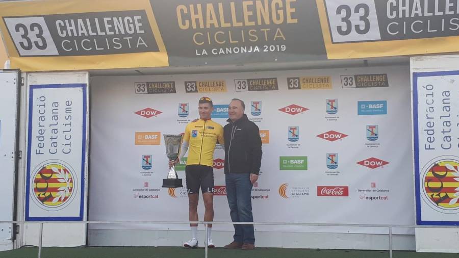 Corentin Navarro, con la copa, en el podio de La Canonja. FOTO: Challenge