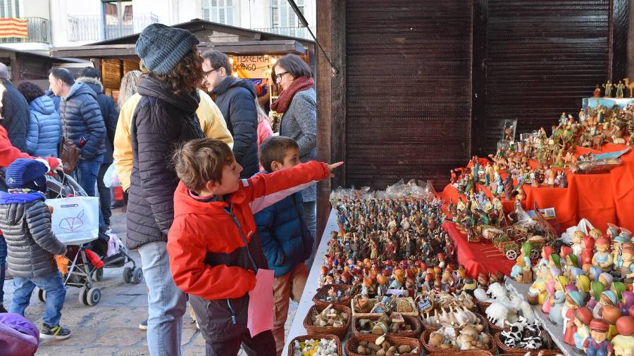 Las paradas de figuras del pesebre son uno de los reclamos más exitosos del mercado navideño. FOTO: Alfredo González