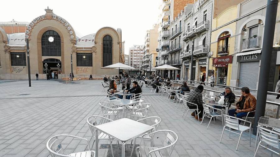 Uno de los laterales de la Plaça Corsini está llena de terrazas. FOTO: Pere Ferré