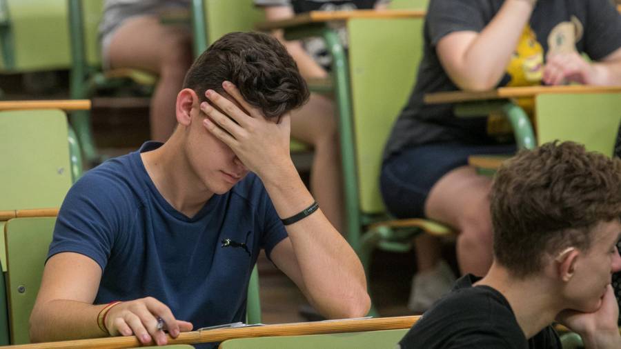 Un estudiante espera el comienzo de las pruebas de Selectividad. En Tarragona los exámenes se llevan a cabo esta semana. FOTO: efe