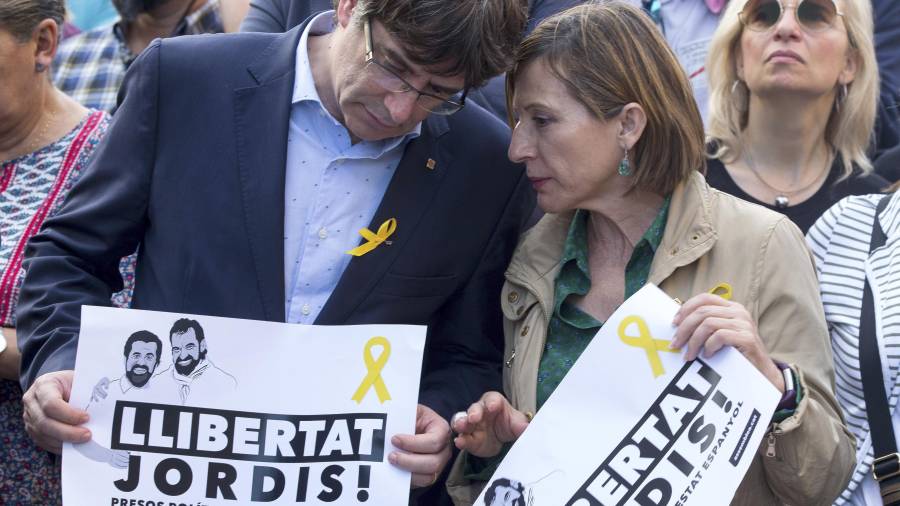 Carles Puigdemont y Carme Forcadell en la manifestación de ayer en Barcelona para pedir la libertad de Sànchez y Cuixart. FOTO: EFE