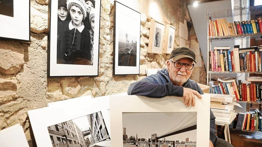 El fotógrafo Pep Escoda en su estudio de la calle Comte. Foto: Alba Mariné