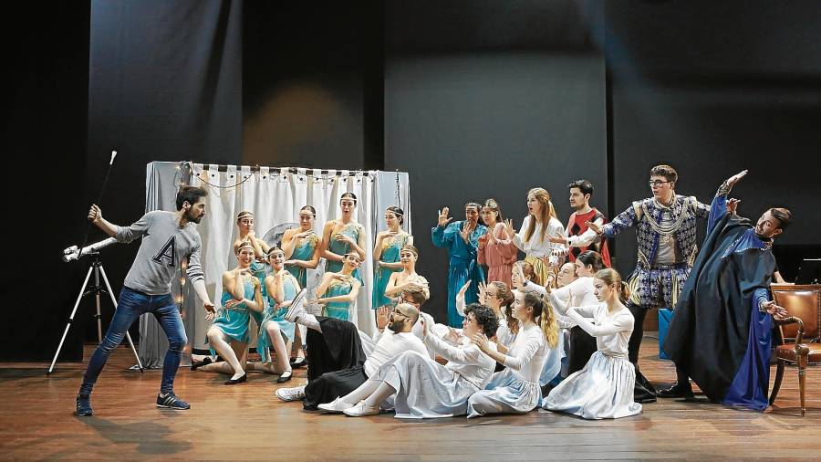 El elenco de cantantes y bailarinas en un momento del ensayo. FOTO: Alba Mariné