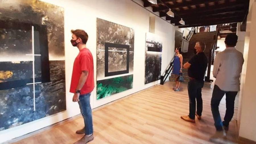 Salou acoge la obra del pintor Carles Pujol en la Torre Vella, hasta el próximo 28 de agosto. Foto: Ajuntament de Salou.
