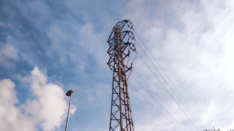 Una torre eléctrica en Segur de Calafell.