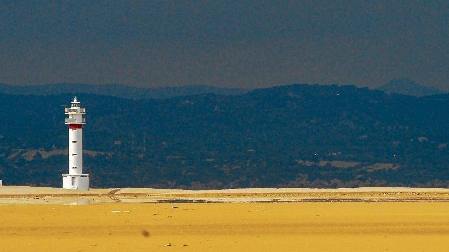 El faro del Fangar, en el paraíso natural del Delta de l’Ebre. Foto: Joan Revillas