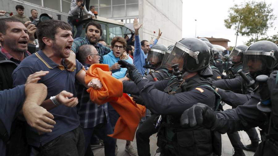 La Guardia Civil ha intervenido en el centro de votación de Sant Julià de Ramis (Girona). Foto: EFE