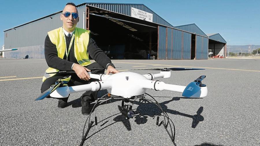 Villar muestra uno de los drones con los que enseña a pilotar a los alumnos que tiene en el Aeroclub de Reus. FOTO: Alba Mariné