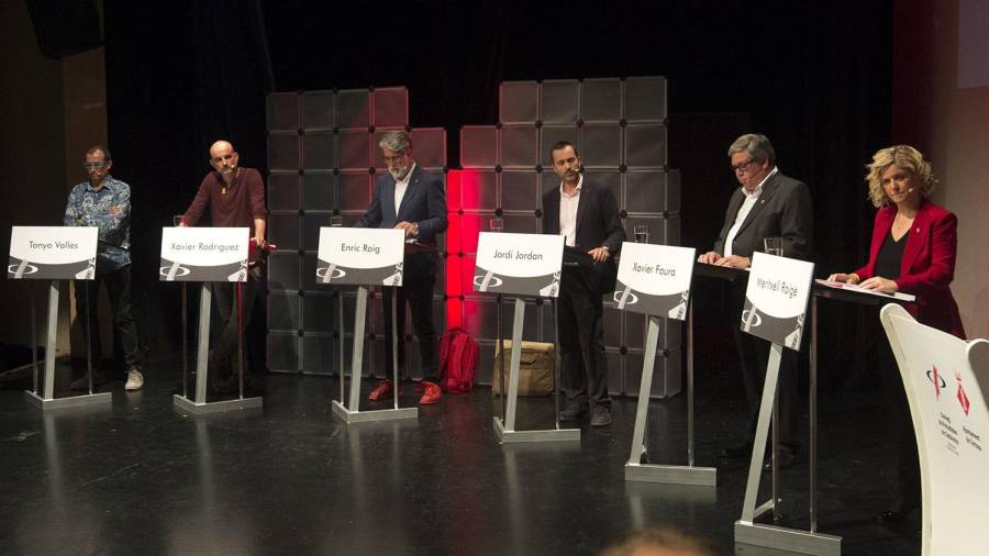 Los seis candidatos, a un lado, y los periodistas que formularon preguntas, a la derecha, anoche en el Auditori Felip Pedrell. FOTO: Joan Revillas