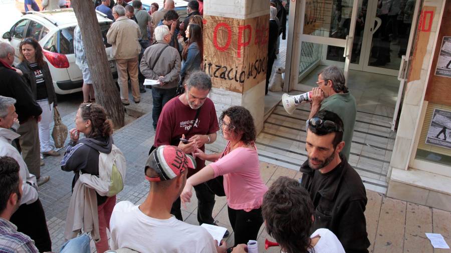 Imagen de archivo de una protesta en una oficina del SOC de Tarragona, en contra de la precariedad laboral . FOTO: pere ferré