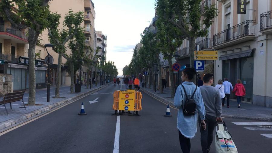 El tramo de mar de la calle Barcelona cierra al tráfico rodado varia horas por la tarde. FOTO: EDUARD CASTAÑONO SE PUEDE APARCAR EN LA ACERA NORTE DEL PASSEIG MIRAMAR. FOTO: CEDIDA