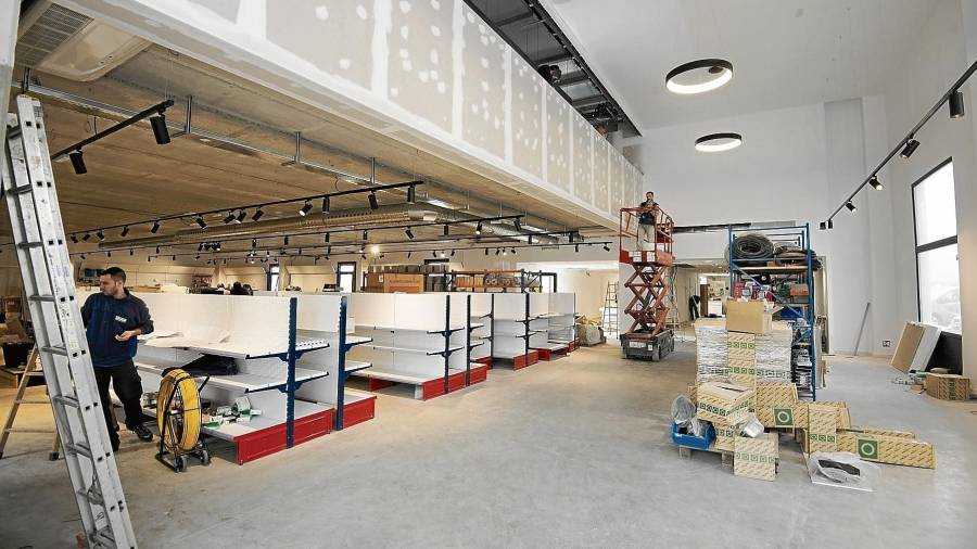 Nueva zona de tienda de libre servicio destinada a los clientes particulares y de exposición de cerámica. FOTO:JOAN REVILLAS
