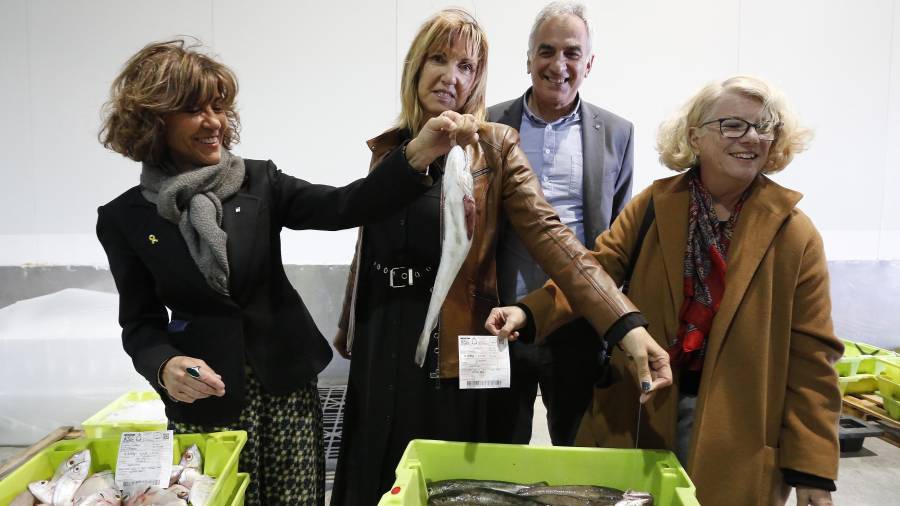 La presidenta de la Agència Catalana de Consum, Beth Abad (i), junto a otros representantes de la Generalitat en la Confraria. FOTO: PERE FERRÉ