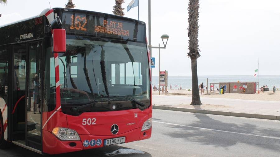 Imagen de uno de los autobuses de las líneas en dirección a las playas de Tarragona. Cedida