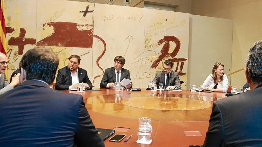 Imagen de archivo de una de las últimas reuniones que llevó a cabo el Consell Executiu, liderado hasta el 27 de octubre por Carles Puigdemont. FOTO: acn