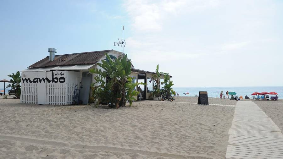 Exterior del chiringuito Mambo Beach. Foto: Alfredo González
