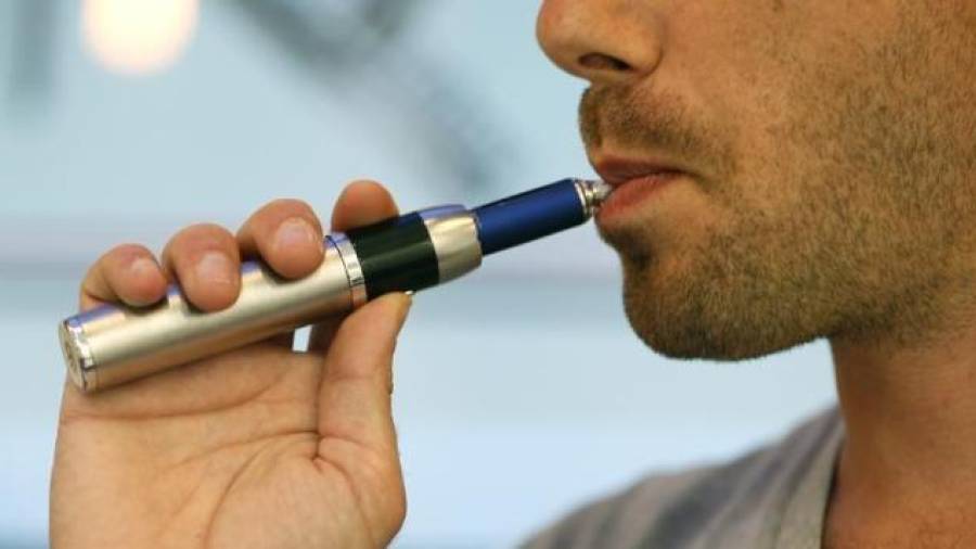 Los ‘e-cigarrillos’ deberán llevar advertencias sanitarias en un 30% de la cara exterior. Foto: efe