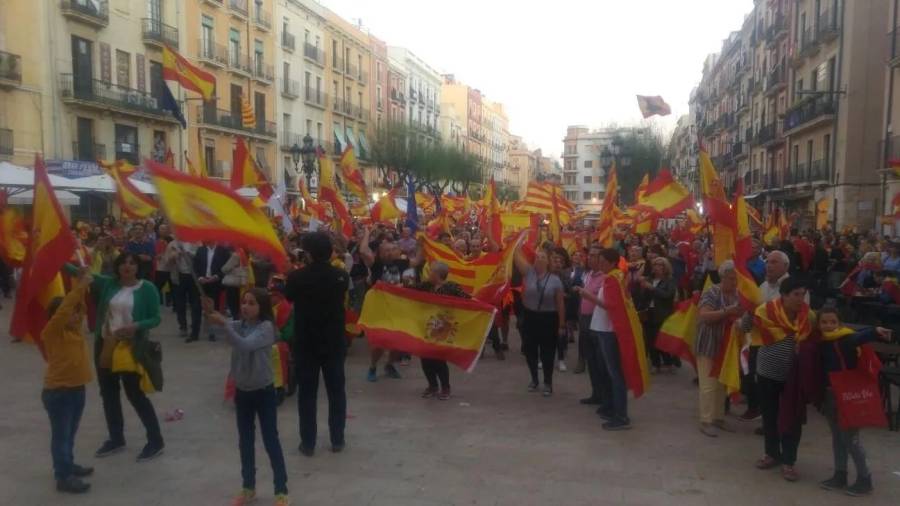 La concentración de Societat Civil Catalana reúne a cientos de personas en la Plaça de la Font.