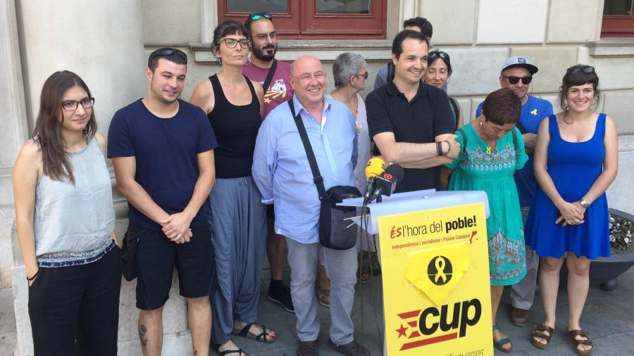 Miquel Reverte y Xavier Angelergues, en el centro de la imagen, durante la rueda de prensa de este martes frente al Ayuntamiento. Foto: F.G.