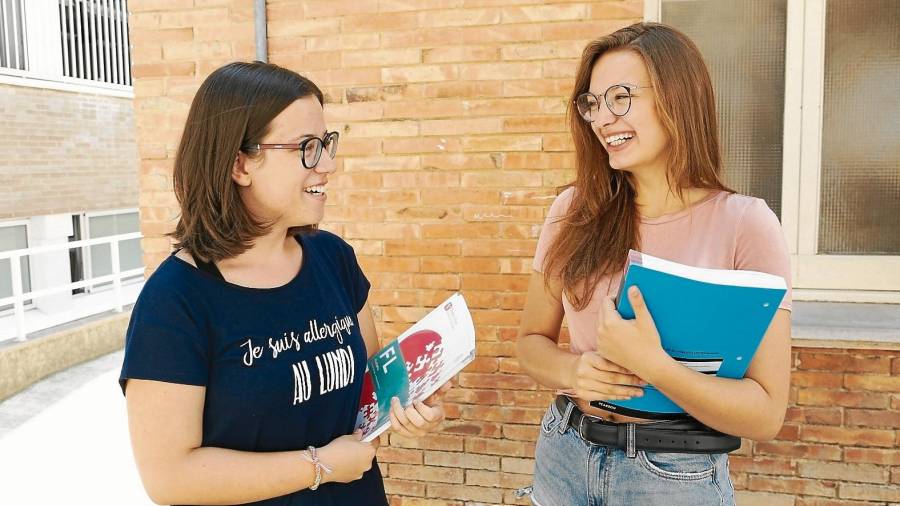 Marta Català (esquerra) amb Ophélie Demers (dreta), a l’Institut Baix Camp de Reus. FOTO: a. mariné