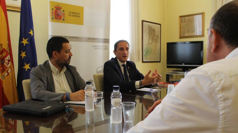 El subdelegat del govern espanyol a Lleida, José Crespín, reunit amb membres de l’Associació de Transportistes Asotrans Lleida. Foto: ACN