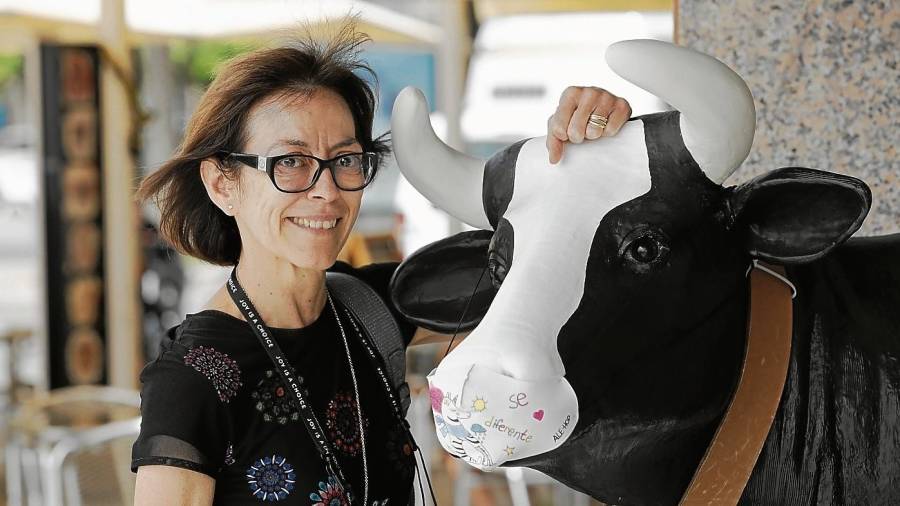 La doctora especializada en nutrición María Teresa Prieto, con la vaca del establecimiento Ale-Hop. Foto: Pere Ferré