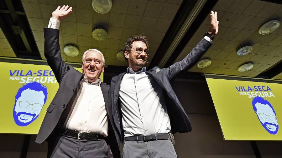 El actual alcalde Josep Poblet y el candidato Pere Segura ayer durante el acto central de la campaña electoral. FOTO: Alfredo González