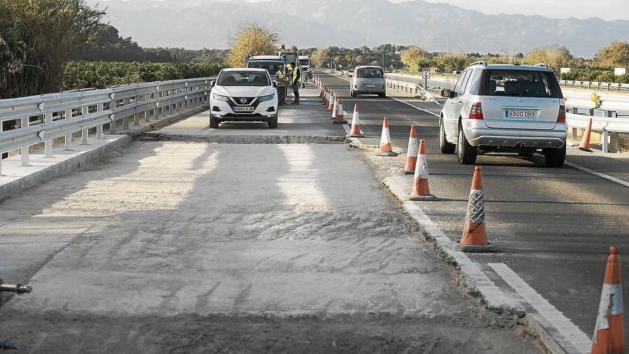 Reparació de la carretera C-12 al punt malmès entre Tortosa i Amposta, ahir. FOTO: joan revillas