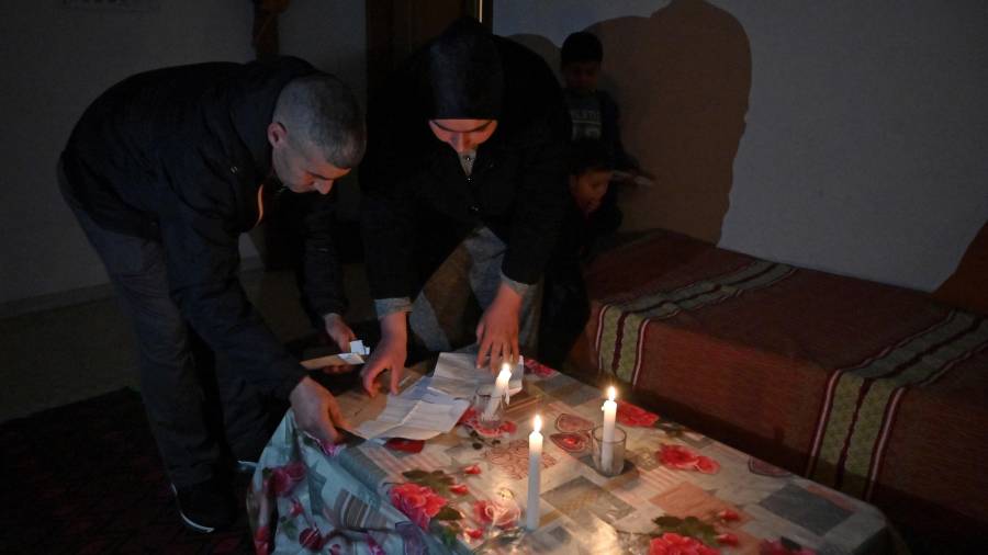 Charazad Chaouki y su familia viven sin electricidad en casa y utilizan las velas como alternativa. FOTO: Alfredo González